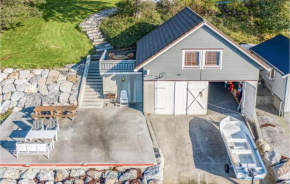 Nice Home In Hundeidvik With Ethernet Internet